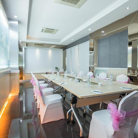 Oxville Hotel Паданг Екстериор снимка