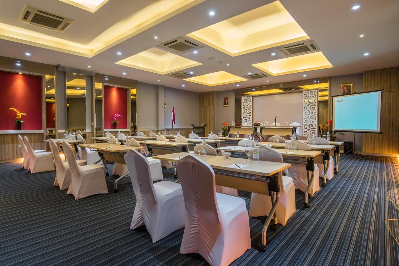 Oxville Hotel Паданг Екстериор снимка