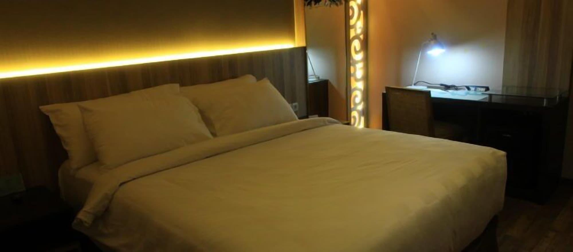 Oxville Hotel Паданг Екстериор снимка