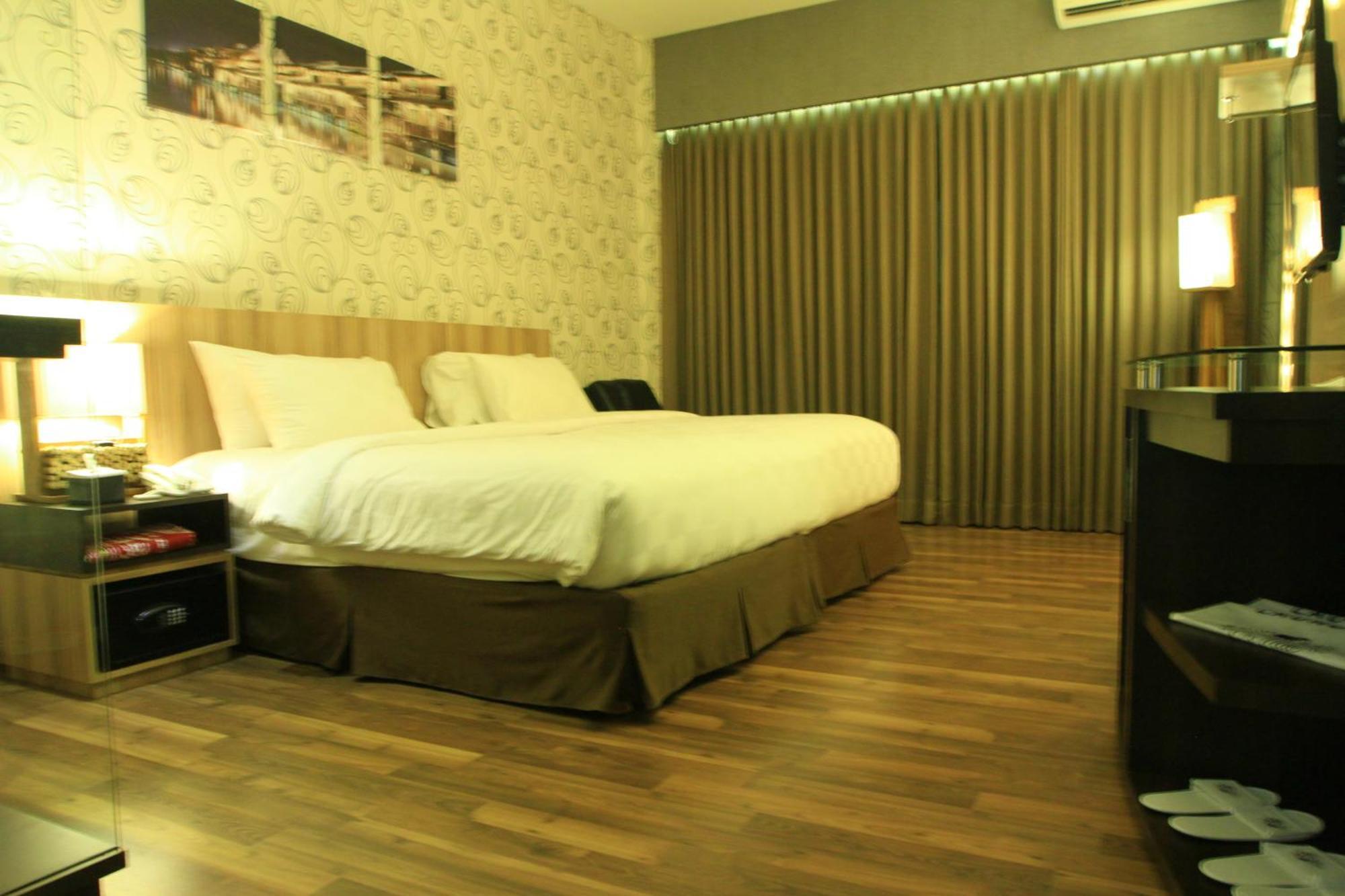 Oxville Hotel Паданг Стая снимка