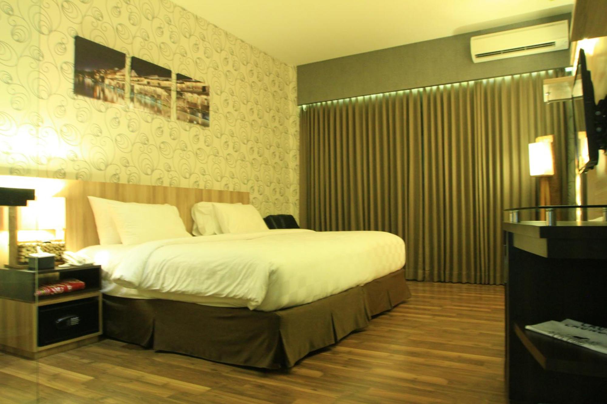 Oxville Hotel Паданг Стая снимка