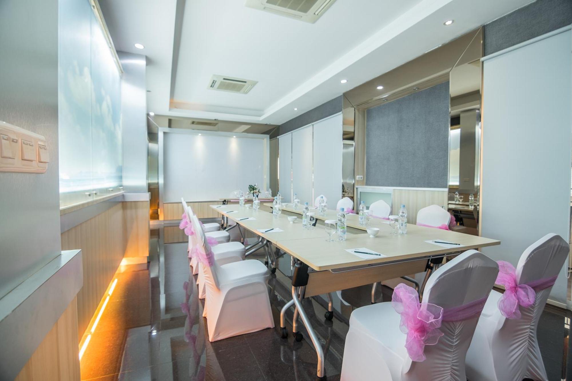 Oxville Hotel Паданг Екстериор снимка