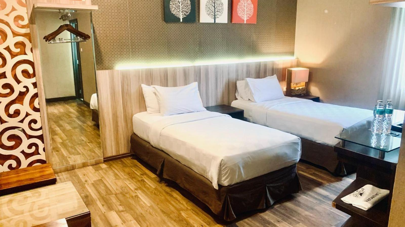 Oxville Hotel Паданг Екстериор снимка
