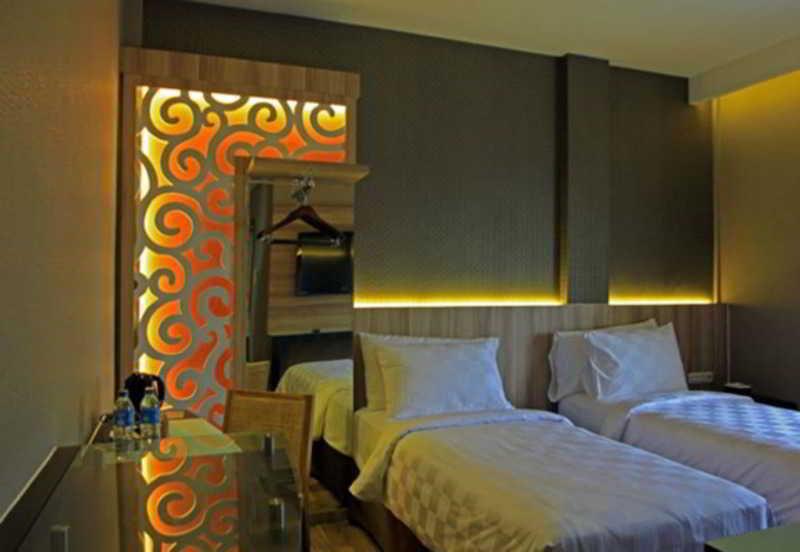 Oxville Hotel Паданг Екстериор снимка